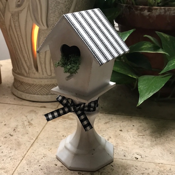 Fun Farmhouse Birdhouse - Picture 1 of 5
